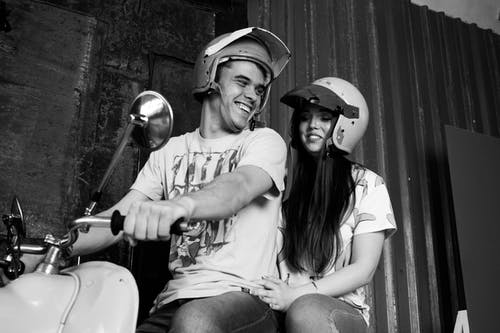 男人和女人骑摩托车 · 免费素材图片