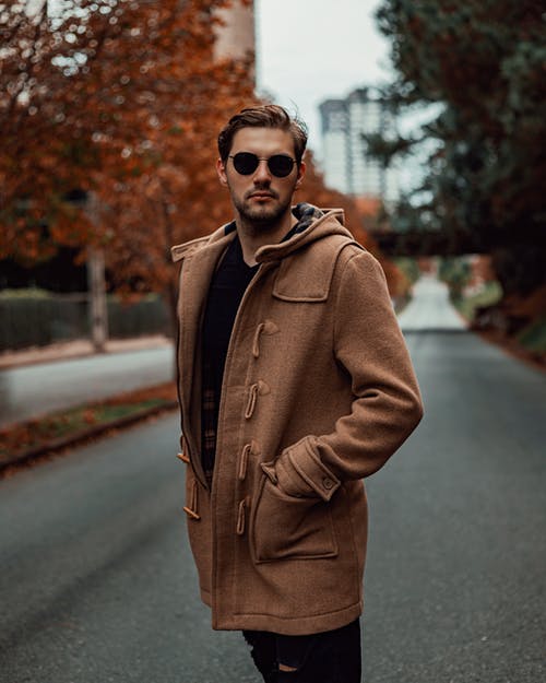 站在大街上的棕色外套的男人 · 免费素材图片