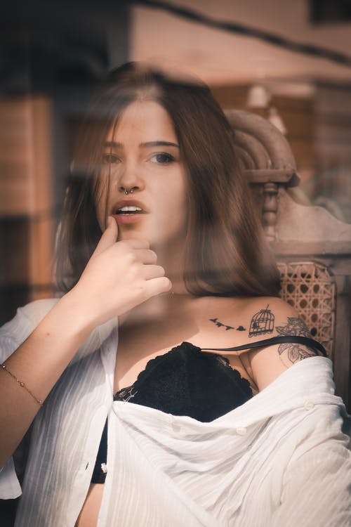 女人穿着白色礼服衬衫的照片 · 免费素材图片