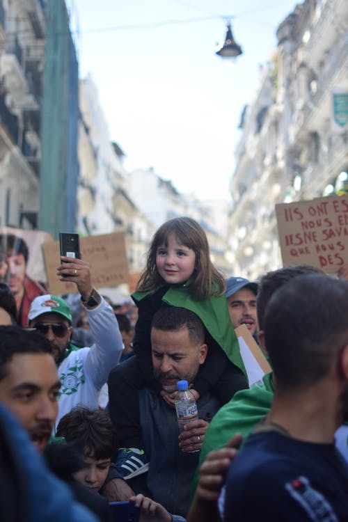 穿黑色长袖的女孩 · 免费素材图片