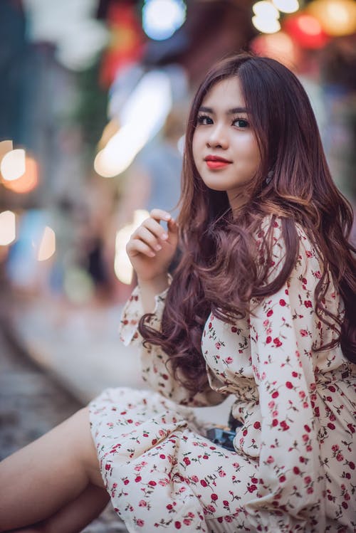 坐在户外的女人 · 免费素材图片