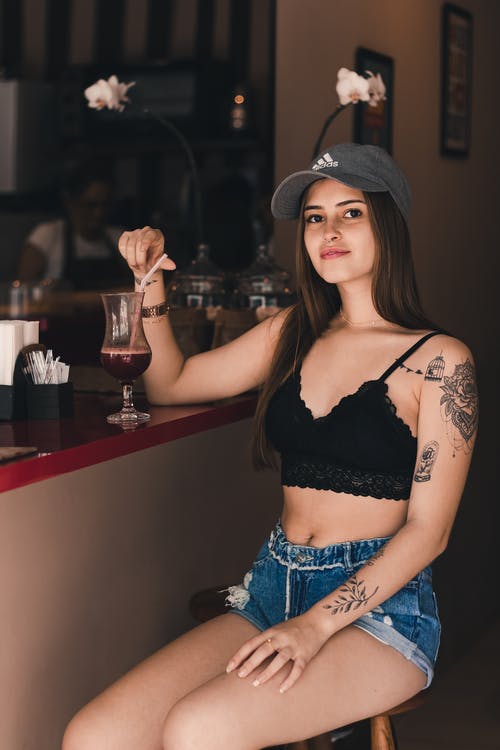 坐在桌子旁边的女人 · 免费素材图片