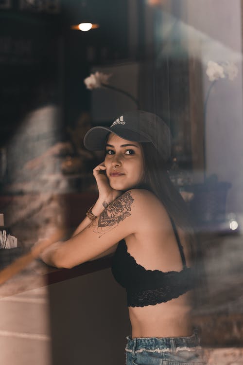 黑色阿迪达斯帽和蕾丝胸罩的女人 · 免费素材图片
