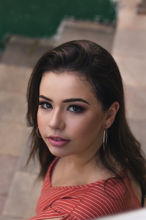 女人穿着红色的裙子 · 免费素材图片