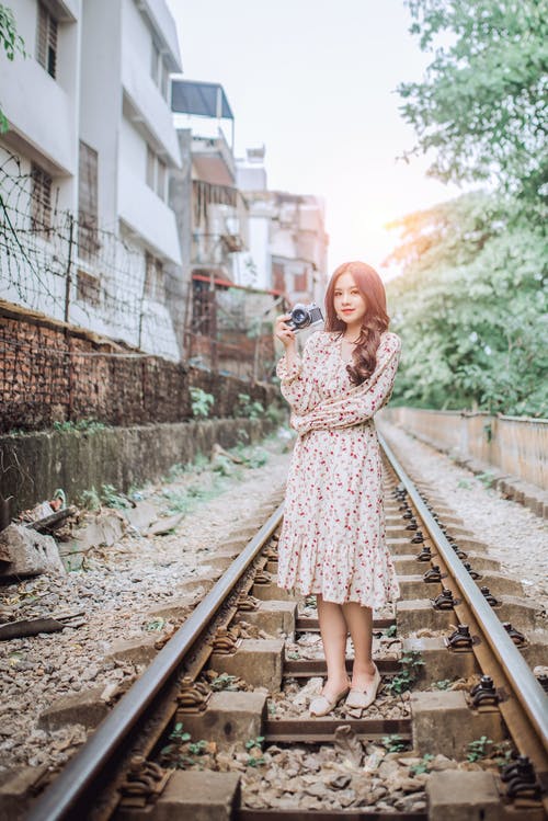 站在火车铁轨上的女人 · 免费素材图片