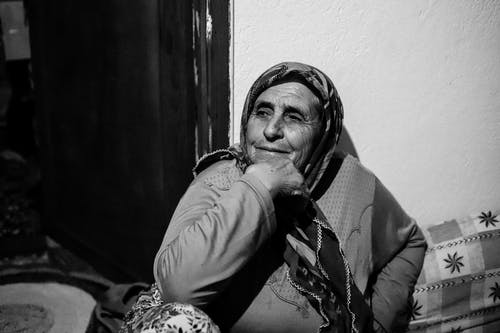 女人戴着头巾的灰度照片 · 免费素材图片