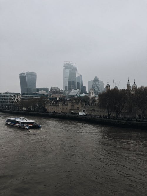 白船在水面上 · 免费素材图片