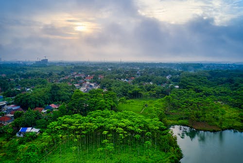 房屋上空的灰色多云的天空 · 免费素材图片