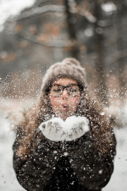 女人在户外吹雪 · 免费素材图片