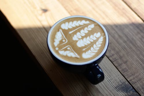 棕色表面上的黑色陶瓷茶杯 · 免费素材图片