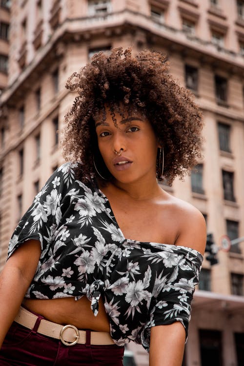 女人站在大楼附近 · 免费素材图片