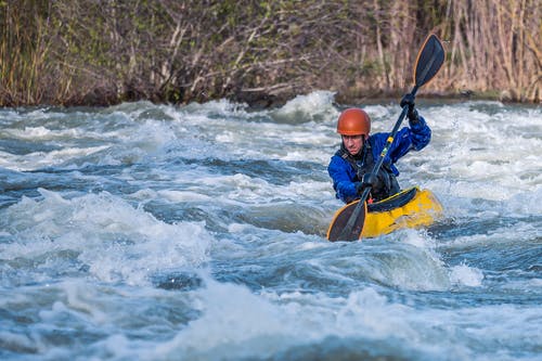 人划皮划艇在愤怒的河中的照片 · 免费素材图片