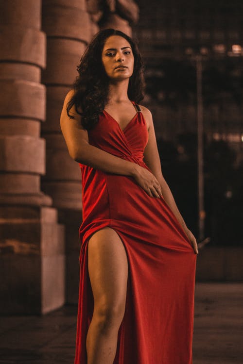 女人穿着红色意大利面条皮带礼服 · 免费素材图片