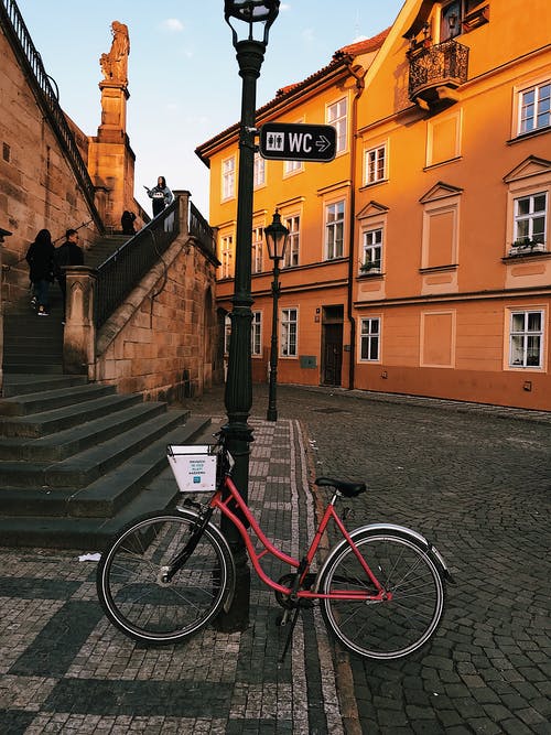 红色自行车停在街上 · 免费素材图片