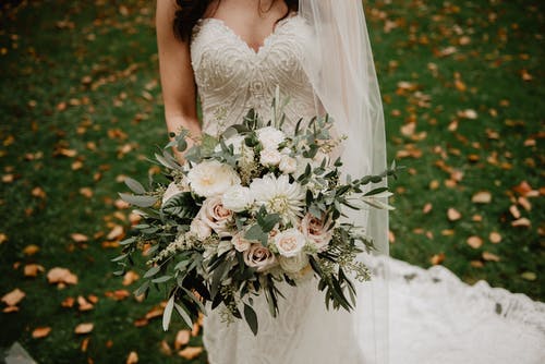 女人穿着白色婚纱的花束 · 免费素材图片