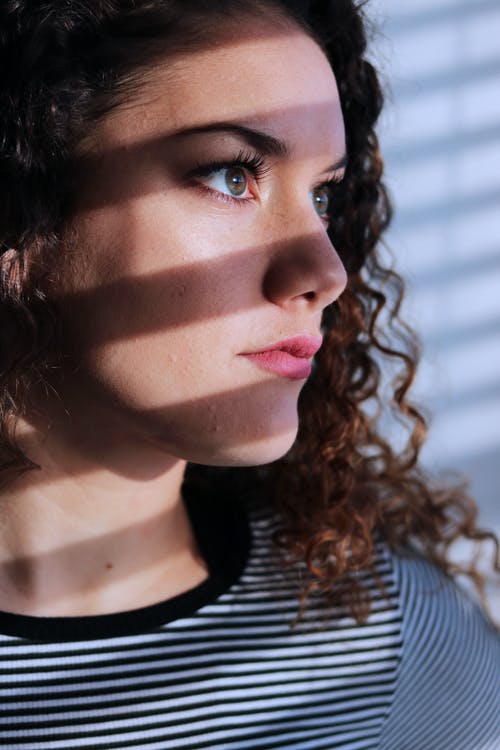 女人穿着白色和黑色条纹圆领衬衫 · 免费素材图片