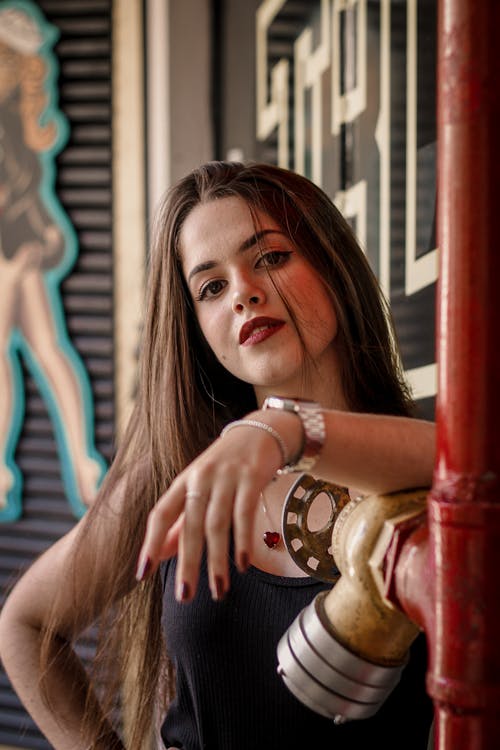 女人靠在金属管 · 免费素材图片
