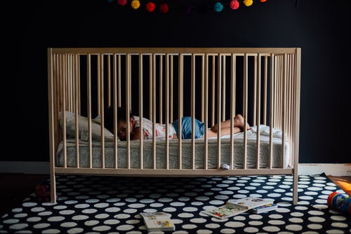 婴儿床里的小孩 · 免费素材图片