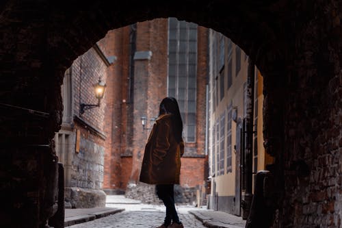 站在巷子里的女人 · 免费素材图片