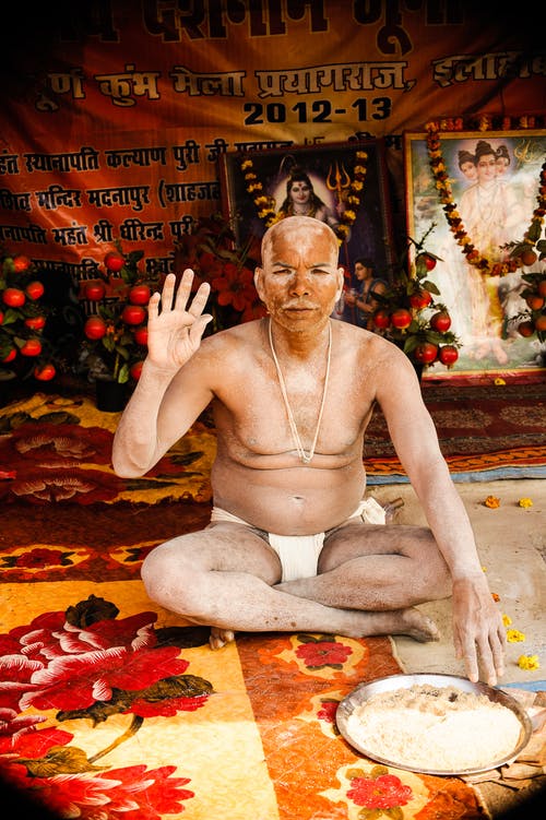 坐在室内的人 · 免费素材图片