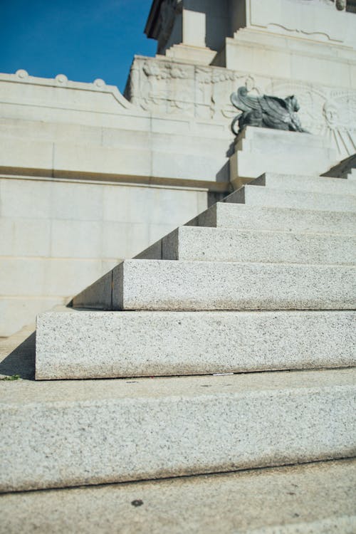 白色混凝土楼梯 · 免费素材图片