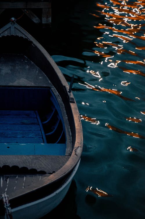 棕色独木舟在水面上 · 免费素材图片