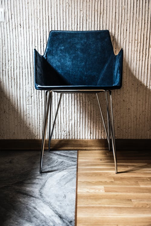 米色墙旁的蓝色椅子 · 免费素材图片