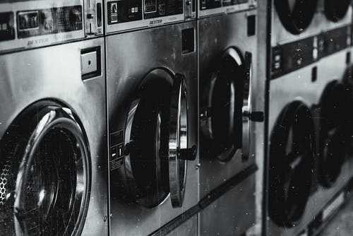 洗衣机的灰度照片 · 免费素材图片