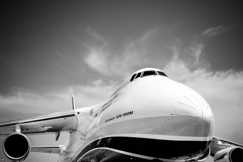 飞机前部的灰度特写照片 · 免费素材图片