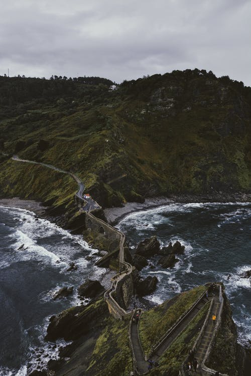 灰色天空下的桥梁和山景水域航拍 · 免费素材图片