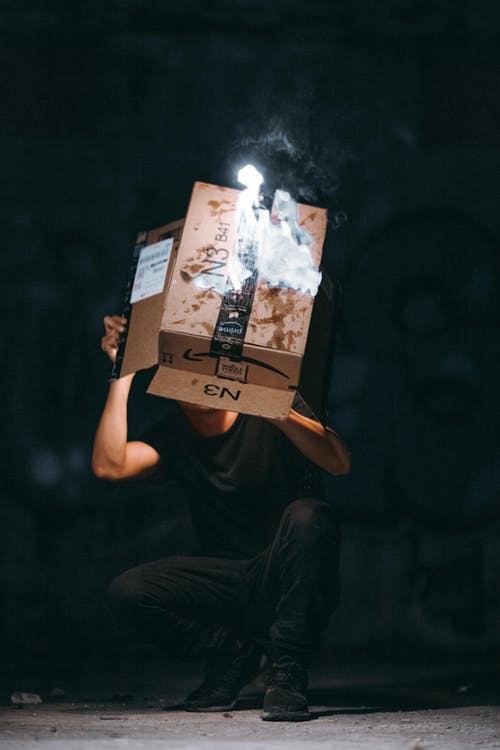 男子举起纸板箱 · 免费素材图片