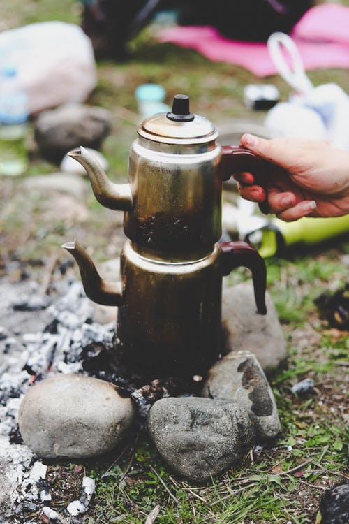灰色金属土耳其水壶在石头上 · 免费素材图片