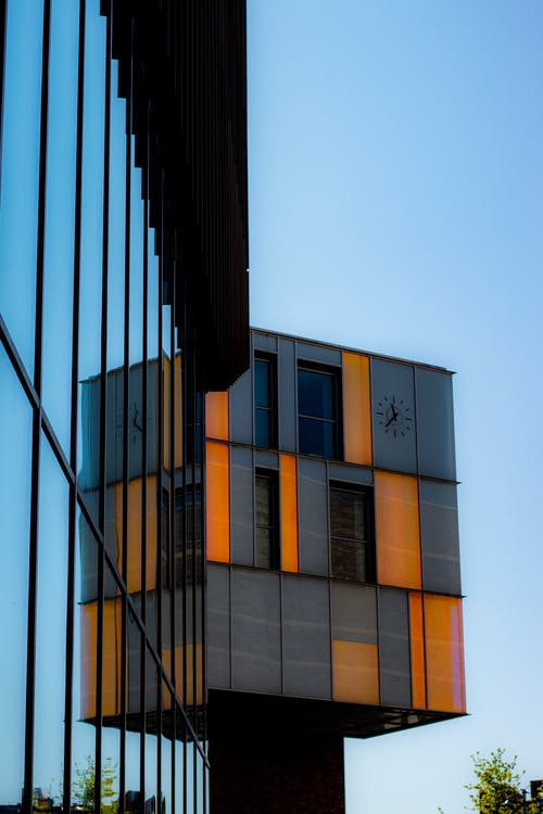 黑色和橙色玻璃幕墙建筑 · 免费素材图片