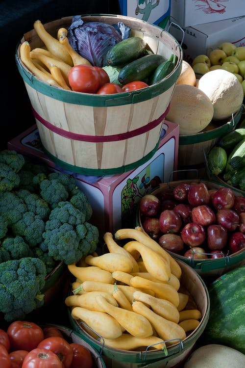 堆各种各样的水果和蔬菜 · 免费素材图片