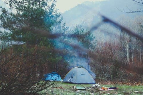 灰色和蓝色露营帐篷 · 免费素材图片