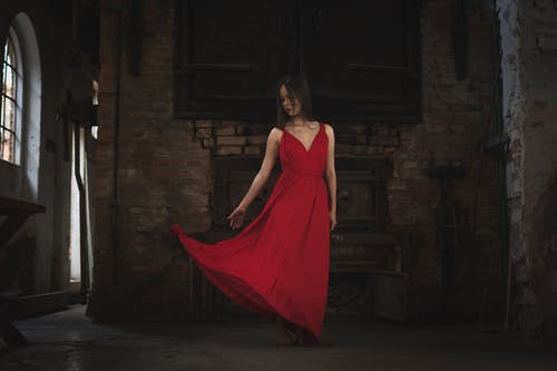 红色厚皮带连衣裙的女人 · 免费素材图片