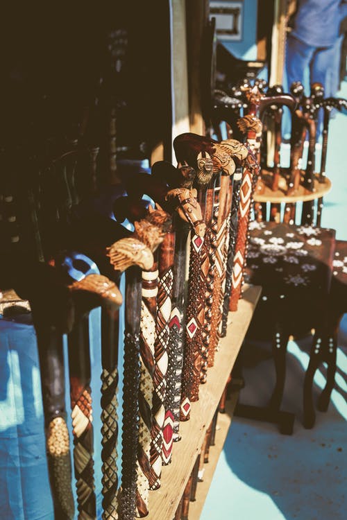 在架子上的各种手杖 · 免费素材图片