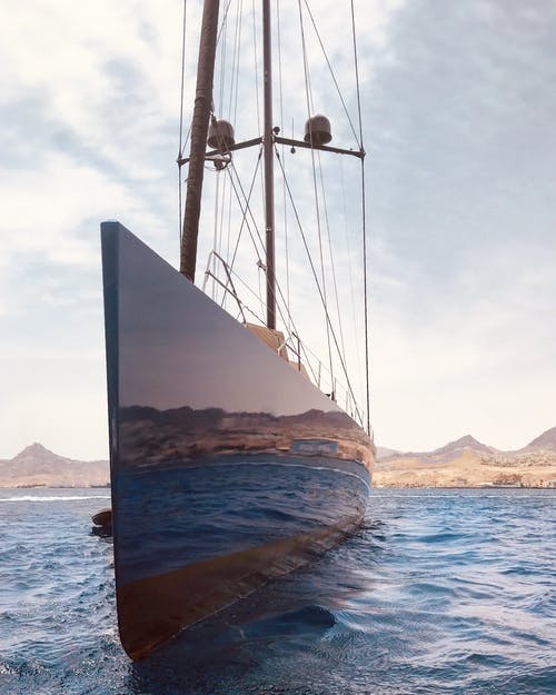 帆船在水面上 · 免费素材图片