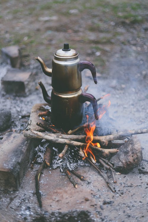 在燃烧的树林上的灰色土耳其水壶 · 免费素材图片