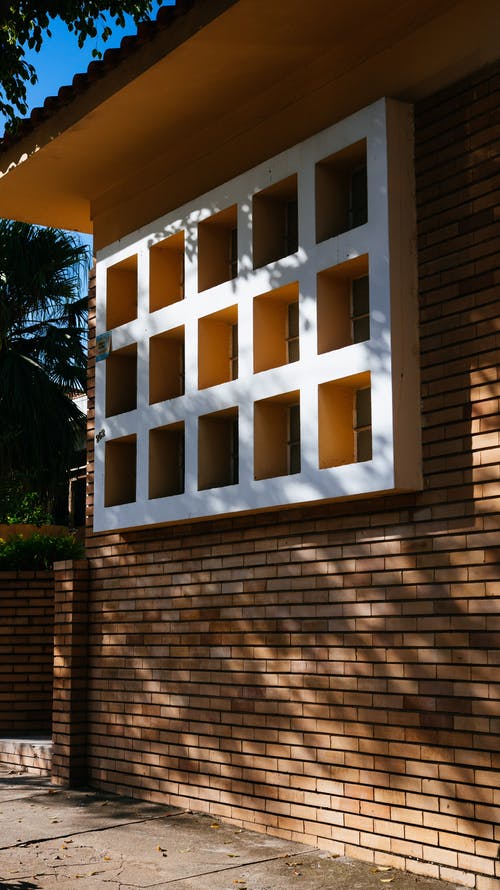 白木窗台上棕色砖建筑 · 免费素材图片