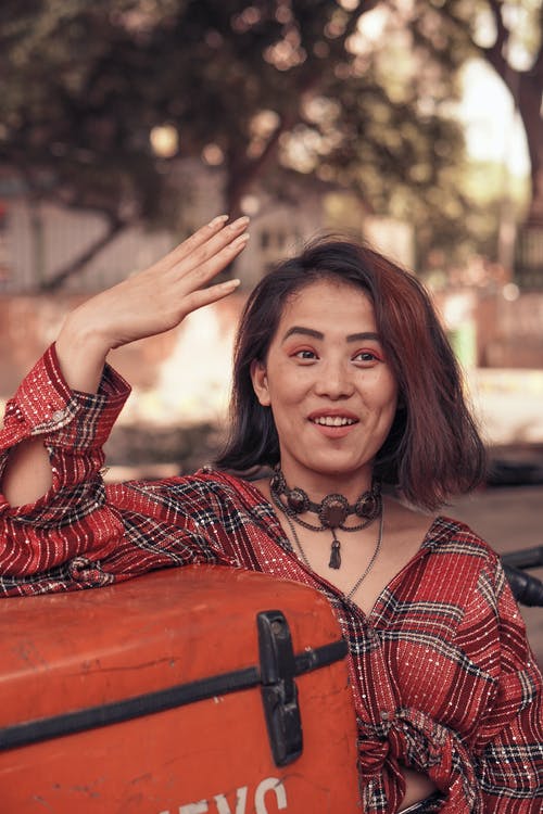 女人举起右手 · 免费素材图片