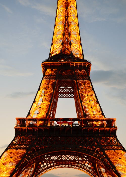 点燃的埃菲尔铁塔的特写照片 · 免费素材图片