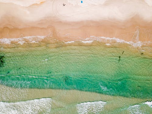 海滩海岸线的鸟瞰图照片 · 免费素材图片