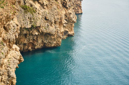 水体上的棕色岩层 · 免费素材图片
