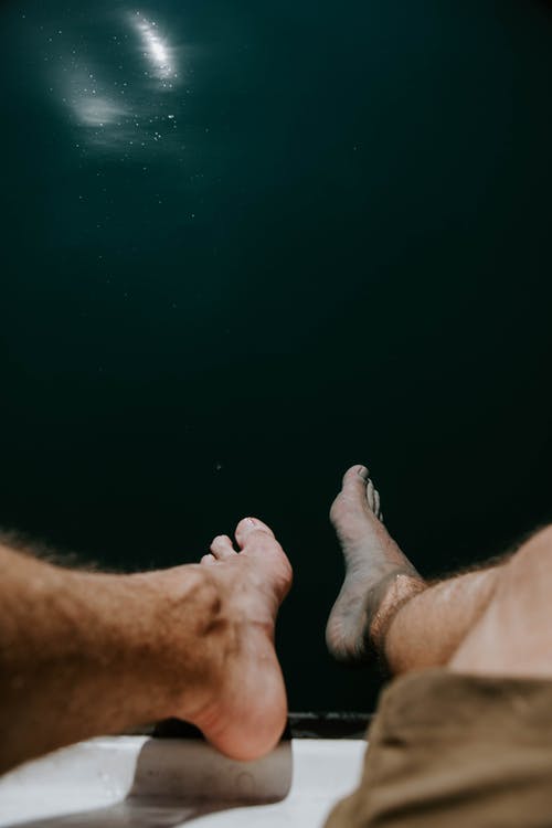 水上晃来晃去的赤脚照片 · 免费素材图片