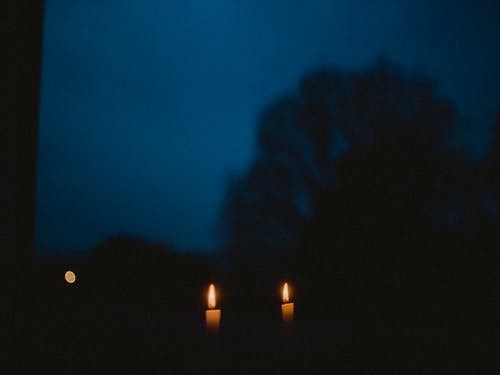 点燃的蜡烛 · 免费素材图片