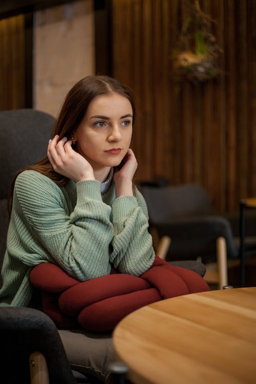 女人穿着灰色圆领毛衣 · 免费素材图片