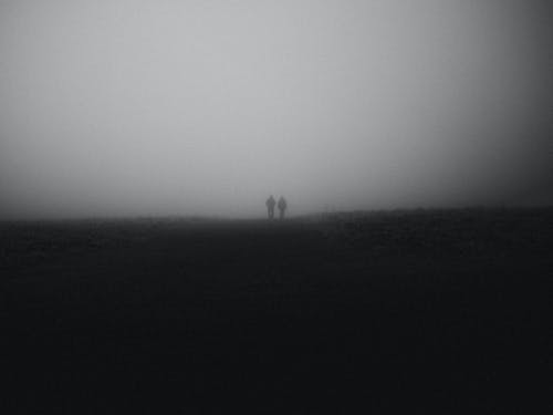 两人在雾路上行走的剪影 · 免费素材图片