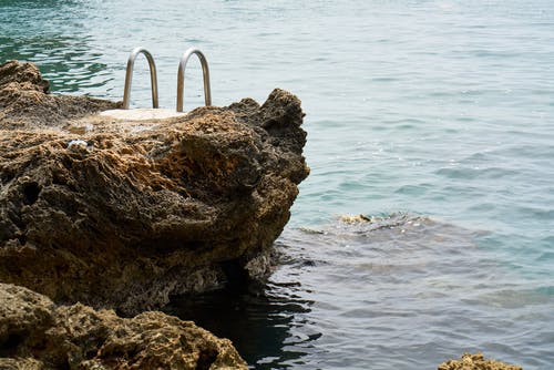 海边的棕色岩层 · 免费素材图片