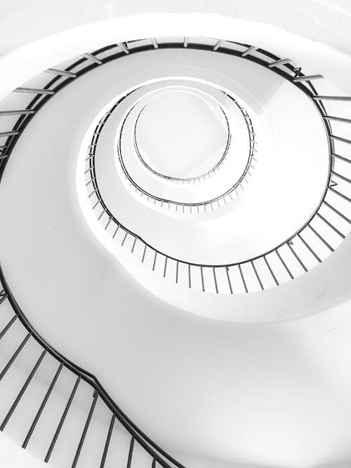 黑色金属栏杆的白色螺旋楼梯 · 免费素材图片